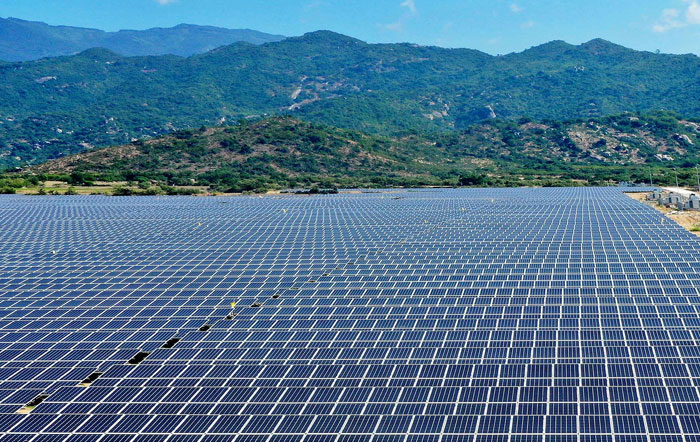 Dựa trên số liệu của Cơ quan Năng lượng Tái tạo Quốc tế, tính đến cuối năm 2020, tổng công suất quang điện mặt trời của Việt Nam đạt khoảng 16.500 MW. (Nguồn ảnh: trngroup.vn)